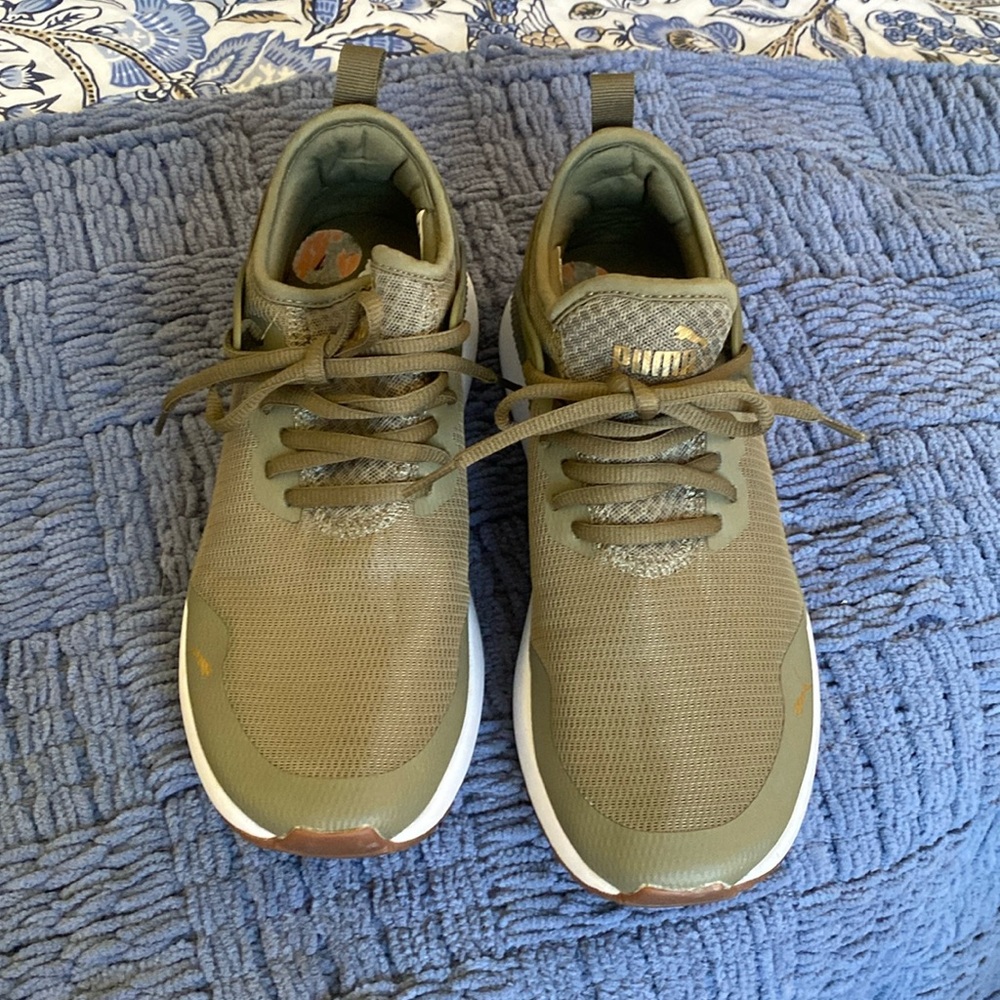 Green PuMa size 7 hardly worn gym shoes best offer